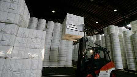 La future prime pour les salariés décevra beaucoup et constitue un cadeau pour les entreprises, qui la préféreront aux hausses de salaires, a estimé jeudi le numéro un de la CFDT François Chérèque sur LCI. /Photo d'archives/REUTERS/Michael Buholzer