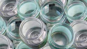 Des bocaux en verre. (Illustration)