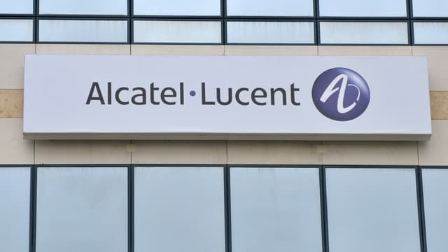Le vice-président du Medef, Thibault Lanxade, juge "choquantes" les primes de départ attribuées à Michel Combes en quittant Alcatel, qui pourraient lui rapporter 14 millions d'euros.