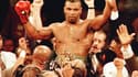 Mike Tyson après avoir récupéré la ceinture de champion WBC en battant le Britannique Frank Bruno en mars 1996 à Las Vegas