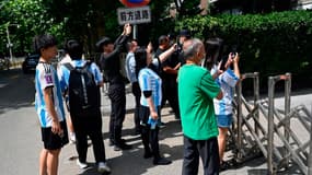 Des supporters attendent Messi devant son hôtel à Pékin le 9 juin 2023