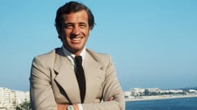 Sur cette photo d'archive prise en mai 1974, Jean-Paul Belmondo, l'une des plus grandes vedettes de l'écran français et un symbole du cinéma de la Nouvelle Vague, sourit pendant le Festival de Cannes