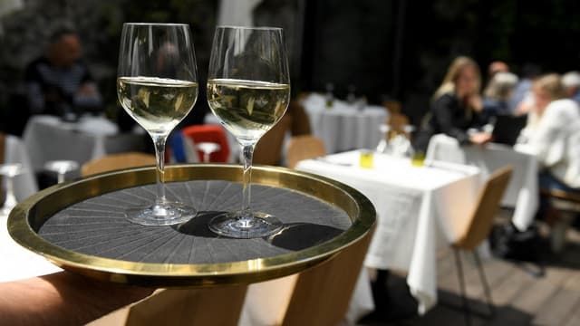 Le marché de la restauration commerciale a vu son chiffres d'affaires quasiment divisé par deux sur les sept premiers mois de l'année, selon une étude.