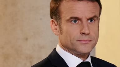 Emmanuel Macron attend l'arrivée du président ukrainien Volodymyr Zelensky au palais présidentiel de l'Élysée à Paris, le 16 février 2024.
