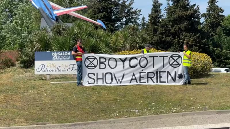 Le collectif écologiste Extinction Rebellion a mené samedi une opération à Salon-de-Provence pour dénoncer la pollution émise par les avions de la patrouille de France.