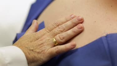Une dermatologue examine un patient, Miami, 2012