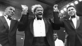 Mike Tyson (à gauche), Don King et Muhammad Ali (à droite) en octobre 1988 à Las Vegas