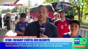 JO 2024: l'ambiance monte devant l'hôtel des Bleus