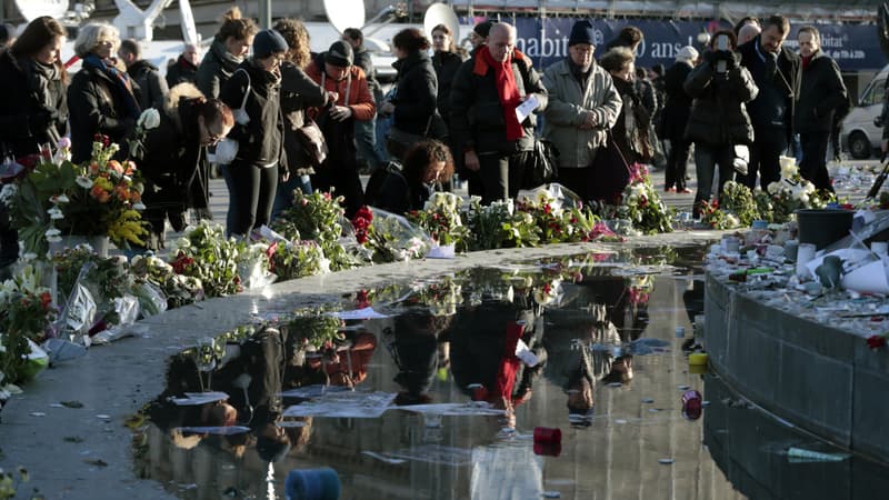 Des gens rassemblés autour de la statue de la place de la République à Paris, le 11 janvier 2015.
