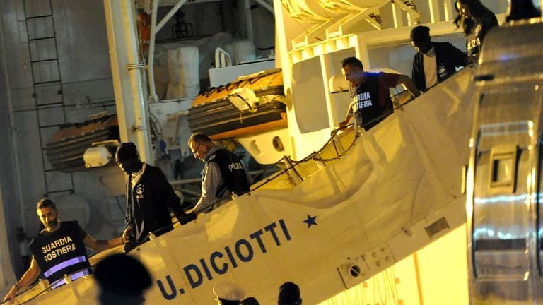 En juillet, le navire des gardes côtes italiens Diciotti avait déjà débarqué des migrants secourus au large de l'île de Lampedusa en Sicile