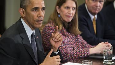 Le président Barack Obama et la secrétaire à la Santé et aux Services sociaux, Sylvia Mathews Burwell (C) présentent à Washington le 27 mars 2015 un plan d'action pour combattre le mauvais usage des antibiotiques