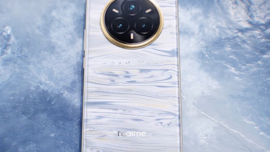 La coque des Realme 14 Pro et Pro Plus passent du blanc nacré au bleu vif lorsque la température descend en dessous de 16 degrés. 