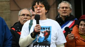 Mireille, la mère de Cécile Kohler, enseignante emprisonnée en Iran depuis 1000 jours sur des accusations d'espionnage contestées, lors d'une manifestation appelant à la libération de sa fille, à Soultz (Haut-Rhin), le 31 janvier 2025