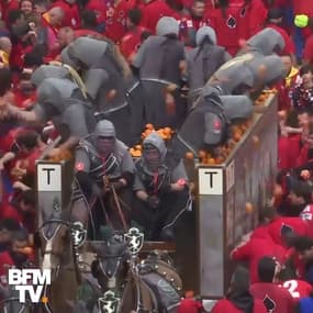 Ces carnavaliers italiens s’affrontent dans une gigantesque bataille d’oranges