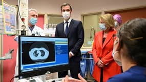 Le ministre de la Santé Olivier Véran (C) et la ministre déléguée à l'Autonomie Brigitte Bourguignon rencontrent des soignants à l'hôpital de Dunkerque, le 24 février 2021