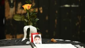 Une fleur près de la photo du petit Mohammed, 4 ans, ayant fui la Bosnie-Herzégovine avec sa famille, le 29 octobre 2015 à Berlin