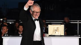 Ken Loach avec sa Palme d'Or le 22 mai 2016 à Cannes