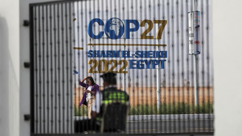 Un policier égyptien devant l'entrée de la COP27, à Charm el-Cheikh, en Égypte.
