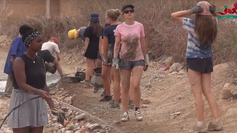 Les jeunes filles de l'association, vêtues de short.