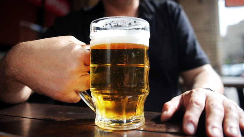 Un homme tenant un verre de bière à Moscou le 14 septembre 2021. (Photo d'archive)
