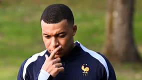 Kylian Mbappé en pleine réflexion avec l'équipe de France, le 20 mars 2024