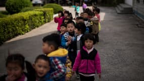 Des enfants dans une cour d'école de la province de Jiangsu, en avril 2015 