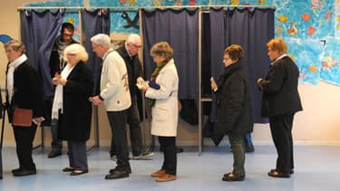 Une file d'attente dans un bureau de vote de Quimper, dans le Finistère, le 7 mai.