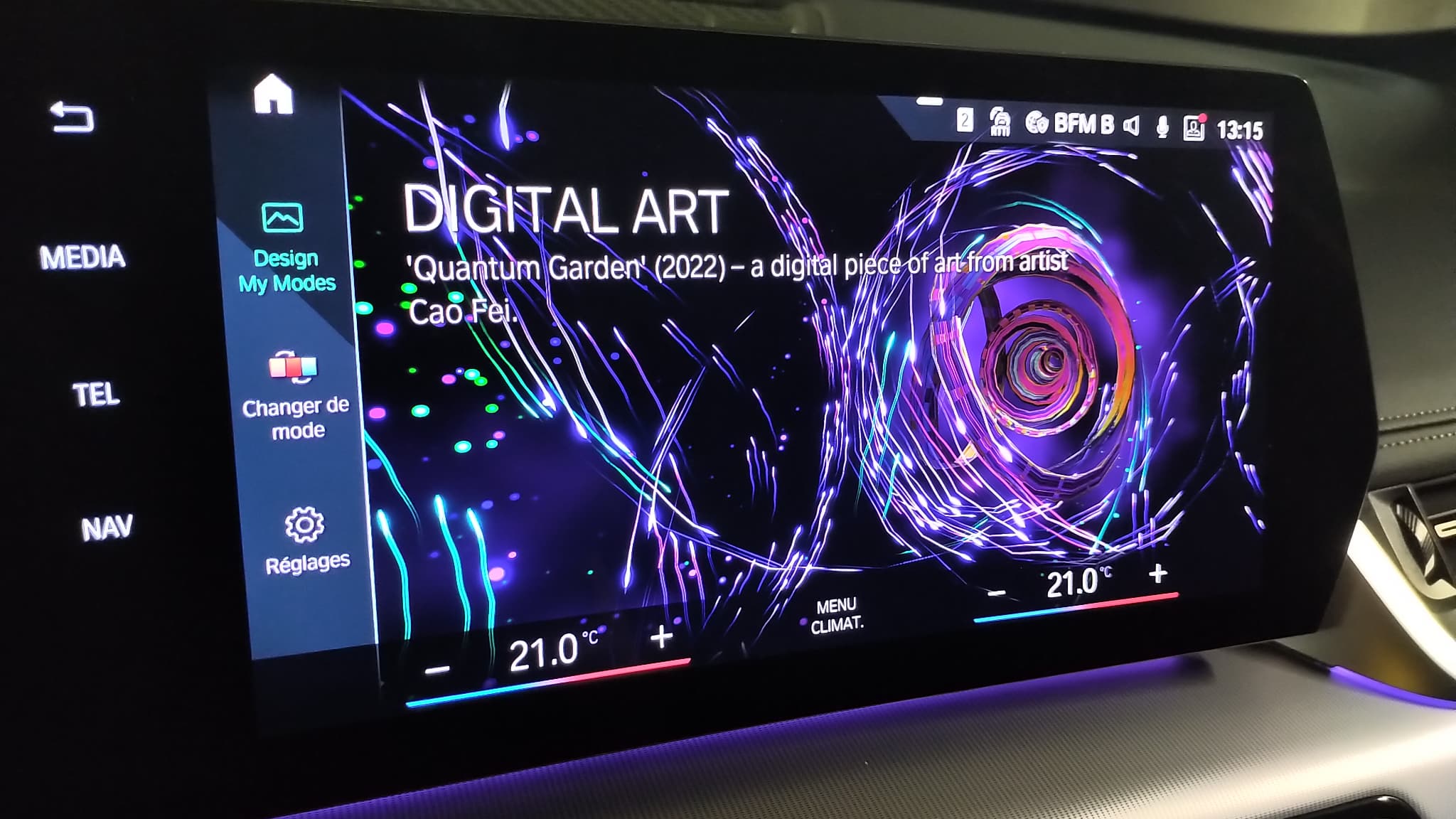 Un mode spécial vous propose de carrément conduire votre voiture à l’intérieur d’une œuvre d’art. Un mode spécial vous propose de carrément conduire votre voiture à l’intérieur d’une œuvre d’art.