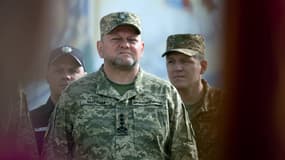Le commandant en chef de l'armée ukrainienne, Valery Zaluzhny est au garde-à-vous alors qu'il participe à la cérémonie du Jour de l'État ukrainien marquant le 30e anniversaire de l'indépendance de l'Ukraine, le 28 juillet 2023, dans le contexte de l'invasion de l'Ukraine par la Russie.