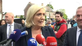 Marine Le Pen, lors d'un déplacement sur un marche aux puces d'Hénin-Beaumont dimanche 8 mai 2022