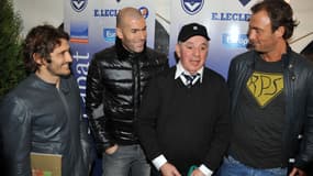 Pierrot Labat, ex figure de la formation des Girondins de Bordeaux, entouré de Bixente Lizarazu, Zinedine Zidane et Christophe Dugarry, 5 février 2009