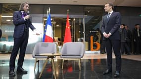 Cédric Villani et Emmanuel Macron, lors d'une visite en Chine en janvier. 