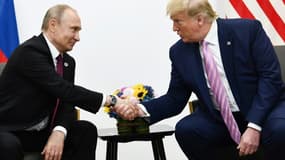 Le président américain Donald Trump et son homologue russe Vladimir Poutine (g) en juin 2019 à Osaka