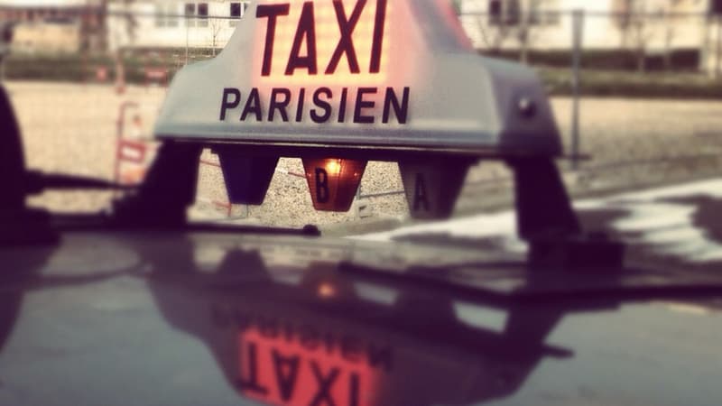 Signal lumineux sur un taxi parisien.