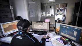 Un opérateur d'Engie surveille les installations thermiques dans une salle de contrôle de la tour Coeur Défense, le 20 décembre 2022 dans le quartier de la Défense, près de Paris