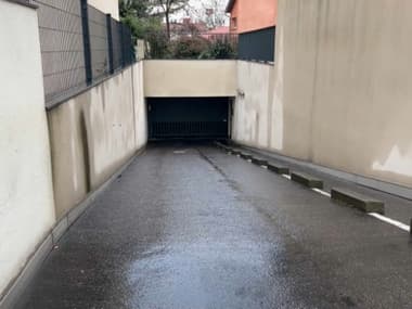 Le garage où a été séquestrée et torturée une adolescente de 15 ans par d'autres mineurs