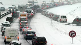 Au moins 8.000 personnes, dont de nombreux automobilistes de la région parisienne, ne sont pas arrivées à rentrer chez elles mercredi soir.