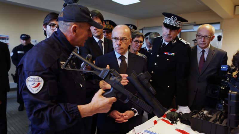 Bernard Cazeneuve lors d'une visite à la Bac le 30 octobre à Rouen.