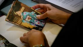 Une photo de Narumi Kurosaki sur le bureau de l'avocate de sa famille, Me Sylvie Galley, au premier jour du procès en appel de Nicolas Zepeda, le 4 décembre 2023 à Vesoul