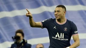 La joie de l'attaquant du Paris Saint-Germain, Kylian Mbappé, après avoir ouvert le score face au Real Madrid, lors du 8e de finale retour de la Ligue des Champions, le 9 mars 2022 au Stade Santiago Bernabeu