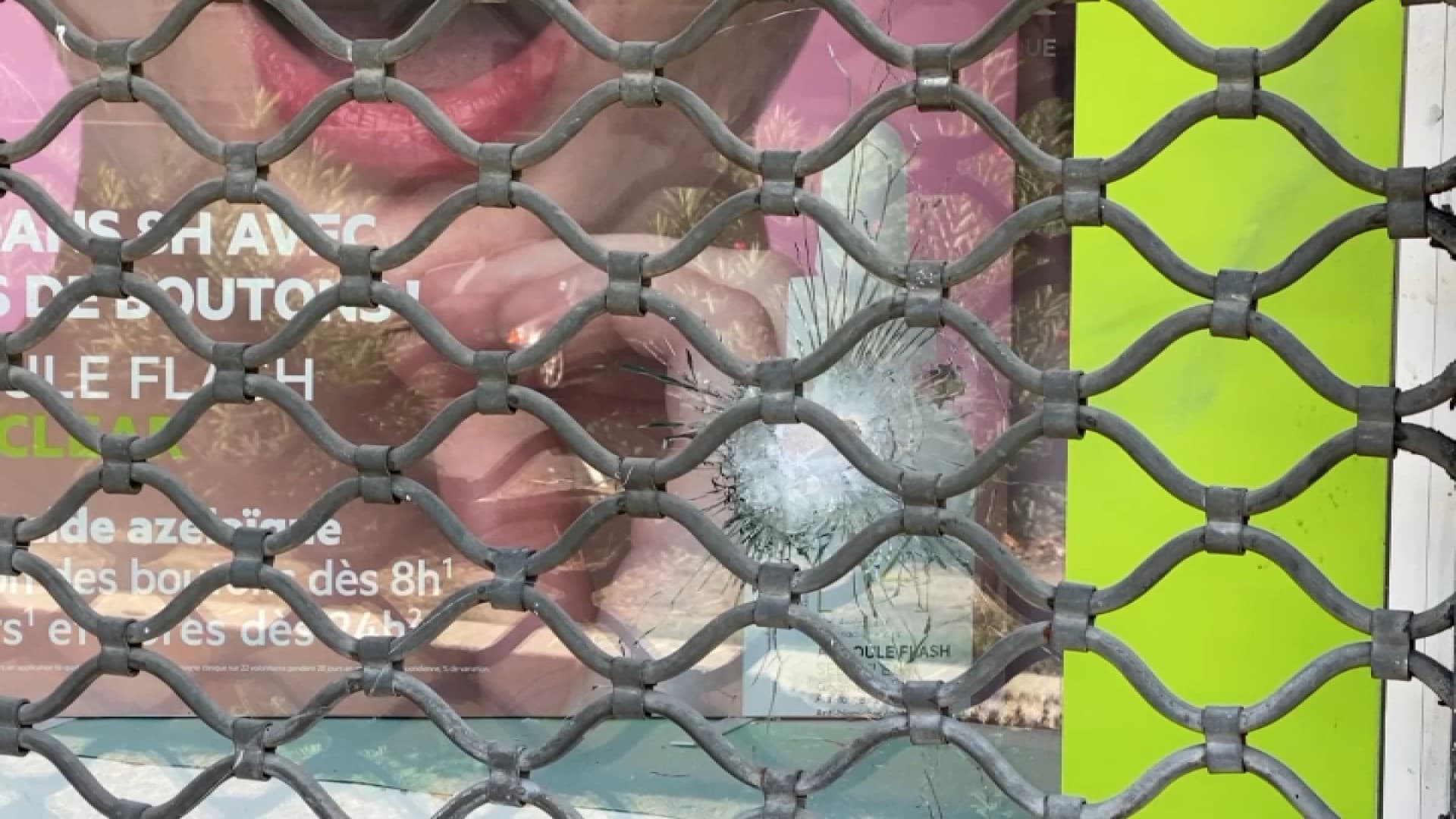 Un impact de balle sur la vitrine d'une pharmacie où s'est installé un point de deal, dans la cité de Saint-Thys, à Marseille Un impact de balle sur la vitrine d'une pharmacie où s'est installé un point de deal, dans la cité de Saint-Thys, à Marseille