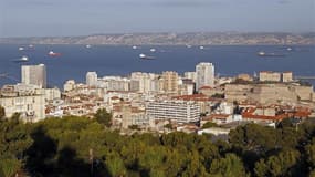 Vue de Marseille. La bataille des élections législatives s'annonce indécise à Marseille, où l'UMP, qui détient cinq des huit circonscriptions actuelles, aura du mal à maintenir ses positions face à la montée du Parti socialiste et du Front national. /Phot