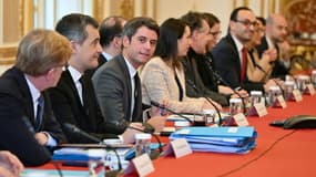Le Premier ministre Gabriel Attal, entouré des membres de son gouvernement, pour un séminaire à Matignon, le 10 février 2024.