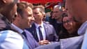 Emmanuel Macron visé par un jet de tomates lors de sa déambulation sur un marché à Cergy