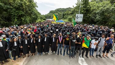 Les manifestants à proximité du Centre spatial de Kourou