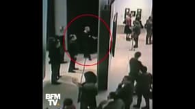 Un homme vole un tableau dans un musée de Moscou