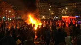 Un feu allumé lors de la manifestation du 18 mars 2023 à Paris.