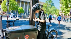 Les livreurs de DeliverMe City sont en biporteur électrique