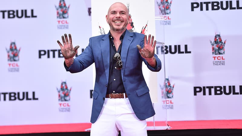 Le rappeur Pitbull déposant ses empreintes sur Hollywood Boulevard