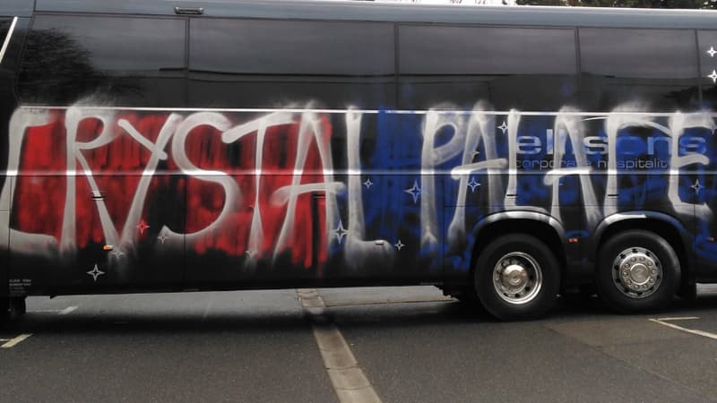 Le bus vandalisé de l'équipe de Crystal Palace
